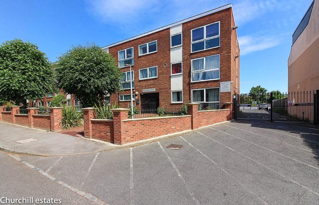 2 bedroom apartment for sale in Gordon Road, London, E18