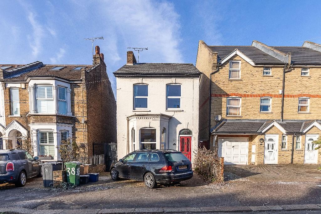 3 bedroom terraced house for rent in Peel Road, London, E18
