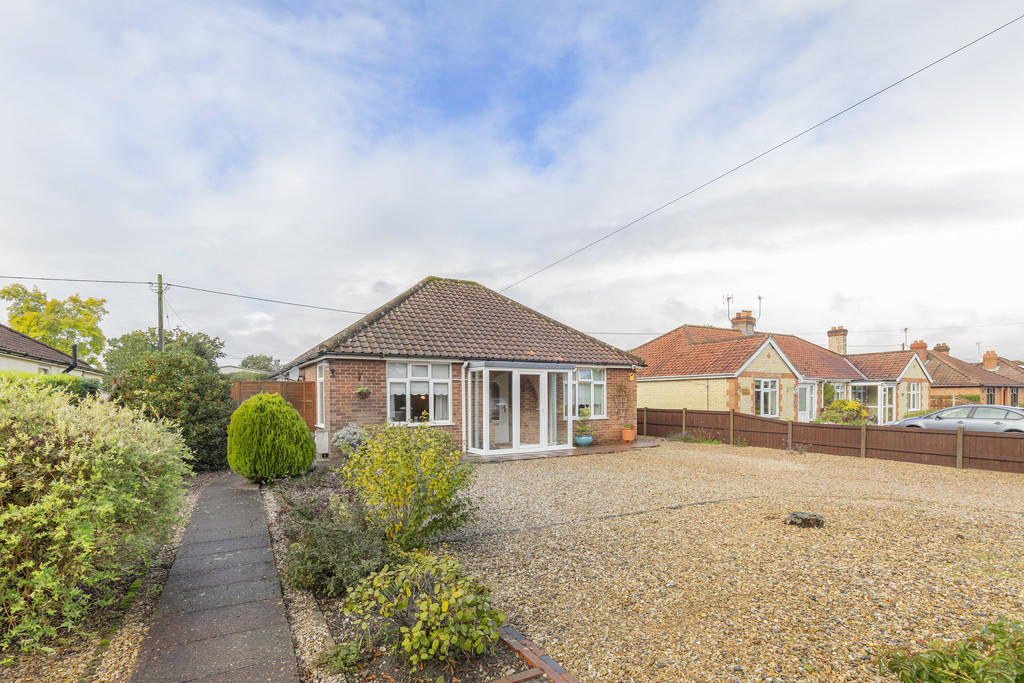 3 bedroom detached bungalow for sale in Yaxham Road, Dereham, NR19