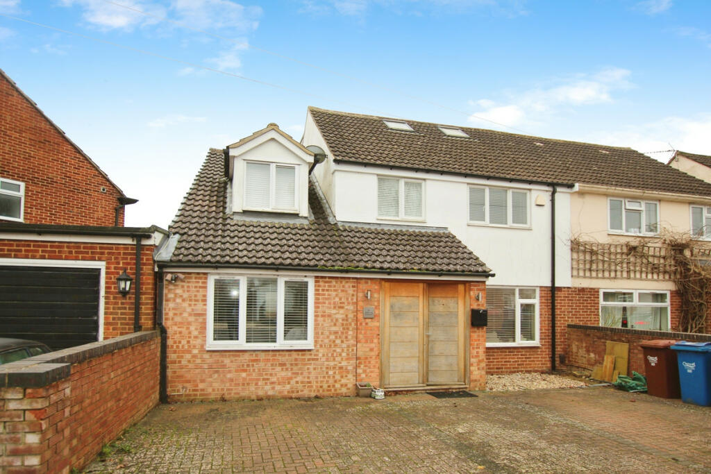 5 bedroom semidetached house for sale in Laburnum Crescent, Kidlington, OX5