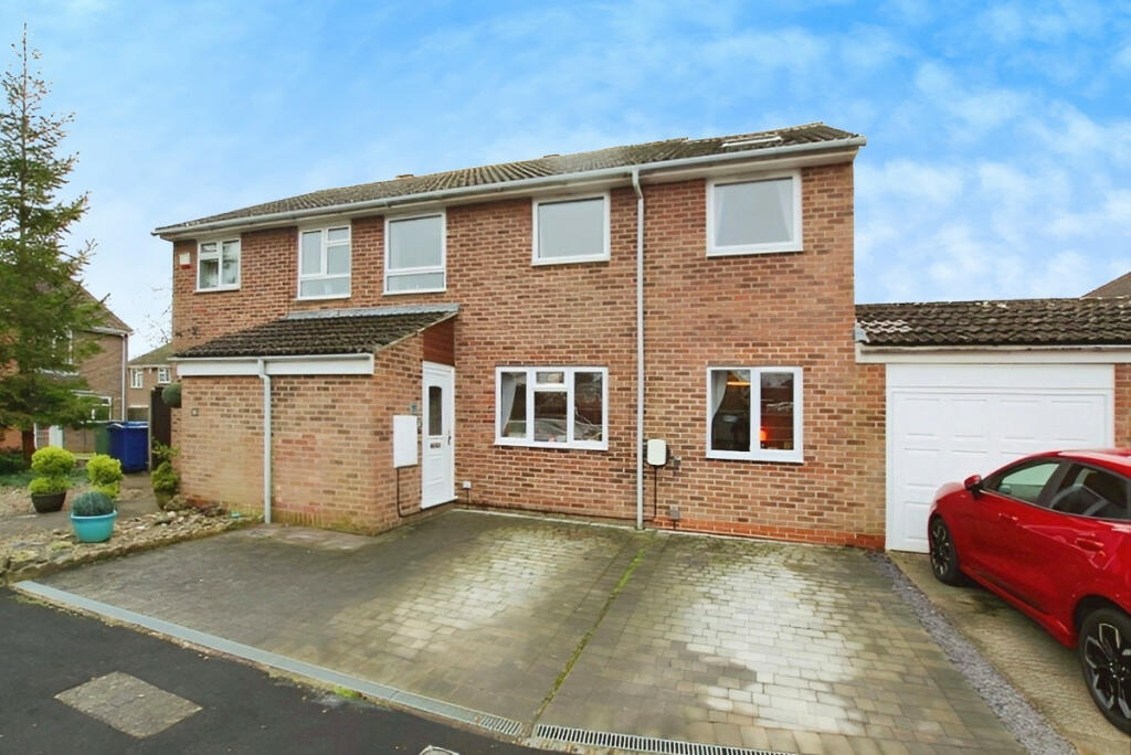 3 bedroom semidetached house for sale in Roundham Close, Kidlington, OX5