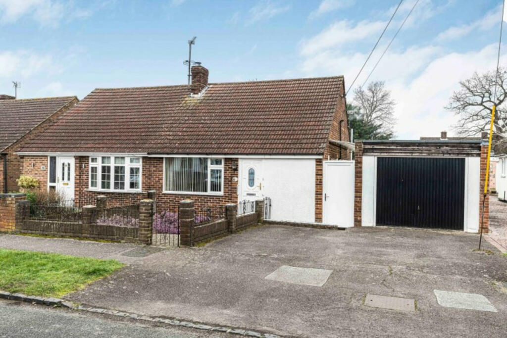 3 bedroom semidetached bungalow for sale in Churchill Road, Kidlington