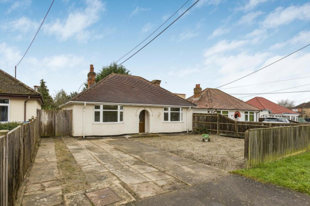 4 bedroom detached bungalow for sale in High Street, Kidlington, OX5