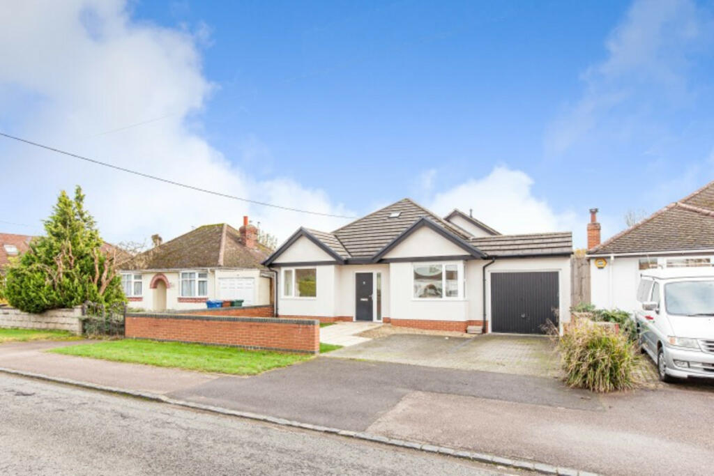 3 bedroom detached bungalow for sale in Churchill Road, KIDLINGTON, OX5