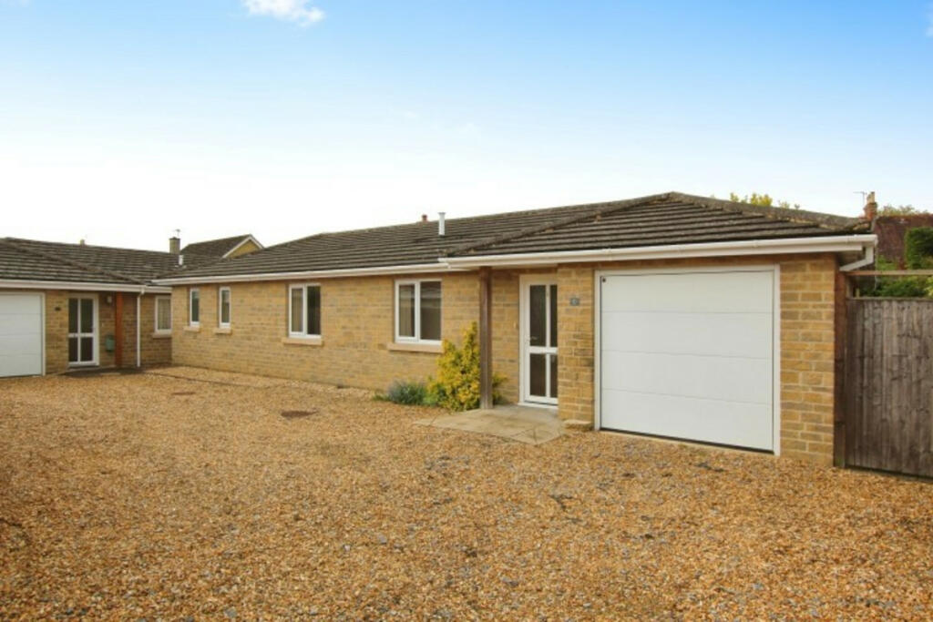 2 bedroom detached bungalow for sale in Petre Place, Kidlington, OX5