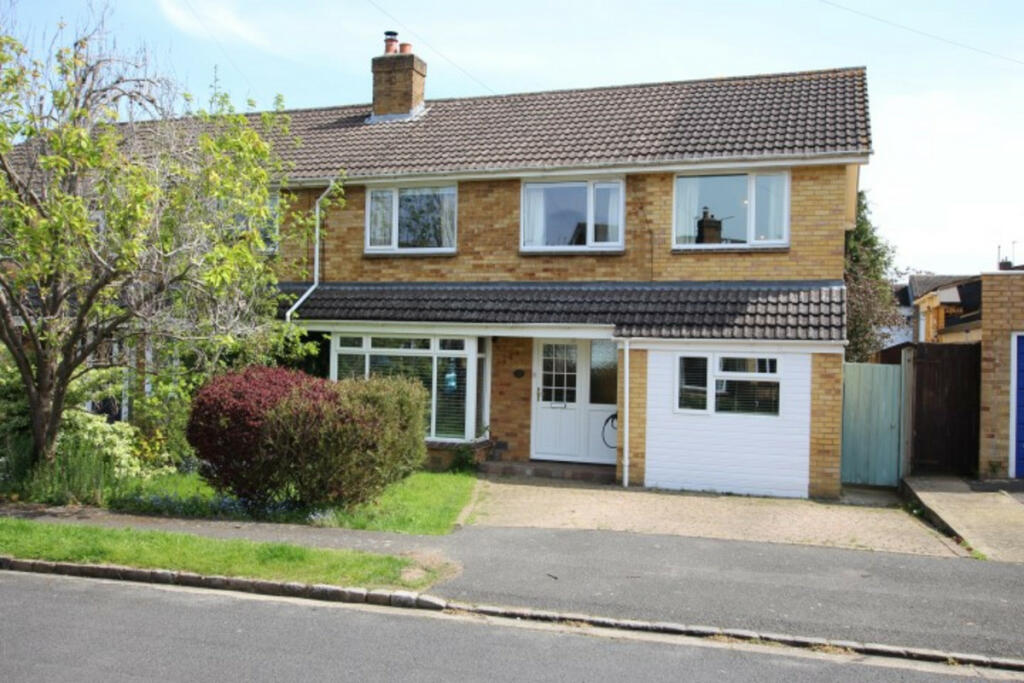 4 bedroom semidetached house for sale in Mulcaster Avenue, Kidlington, OX5
