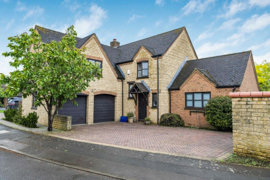 4 bedroom detached house for sale in Foxdown Close, Kidlington, OX5