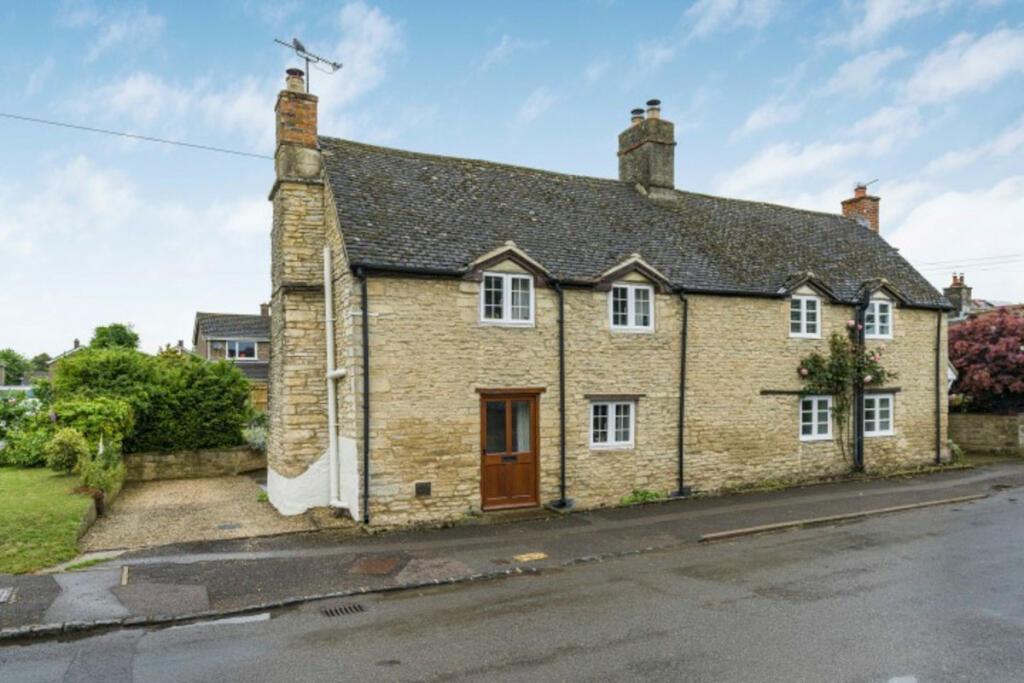 3 bedroom semidetached house for sale in Oxford Road, Bletchingdon, OX5