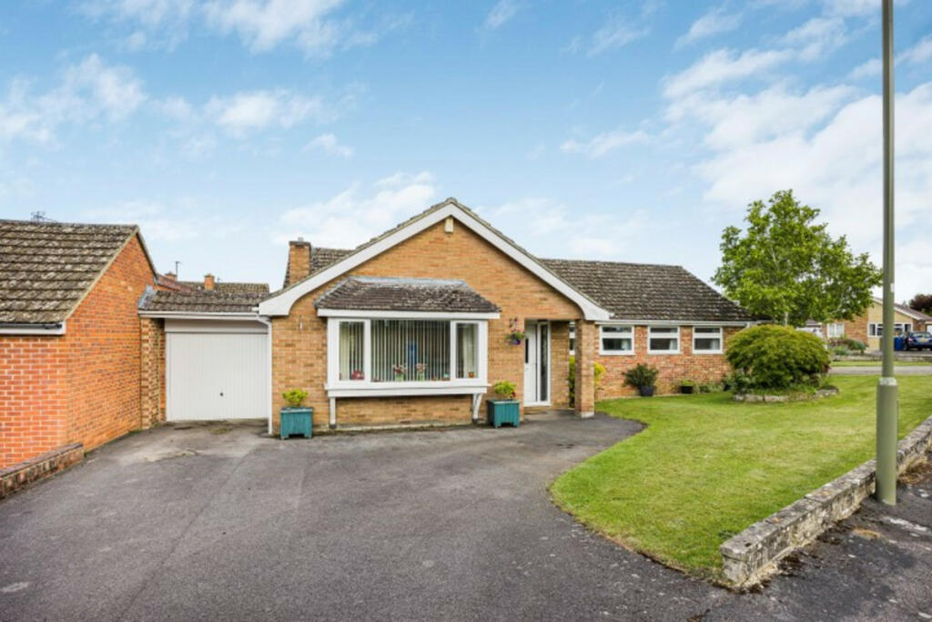3 bedroom detached bungalow for sale in Willow Close, Yarnton, OX5