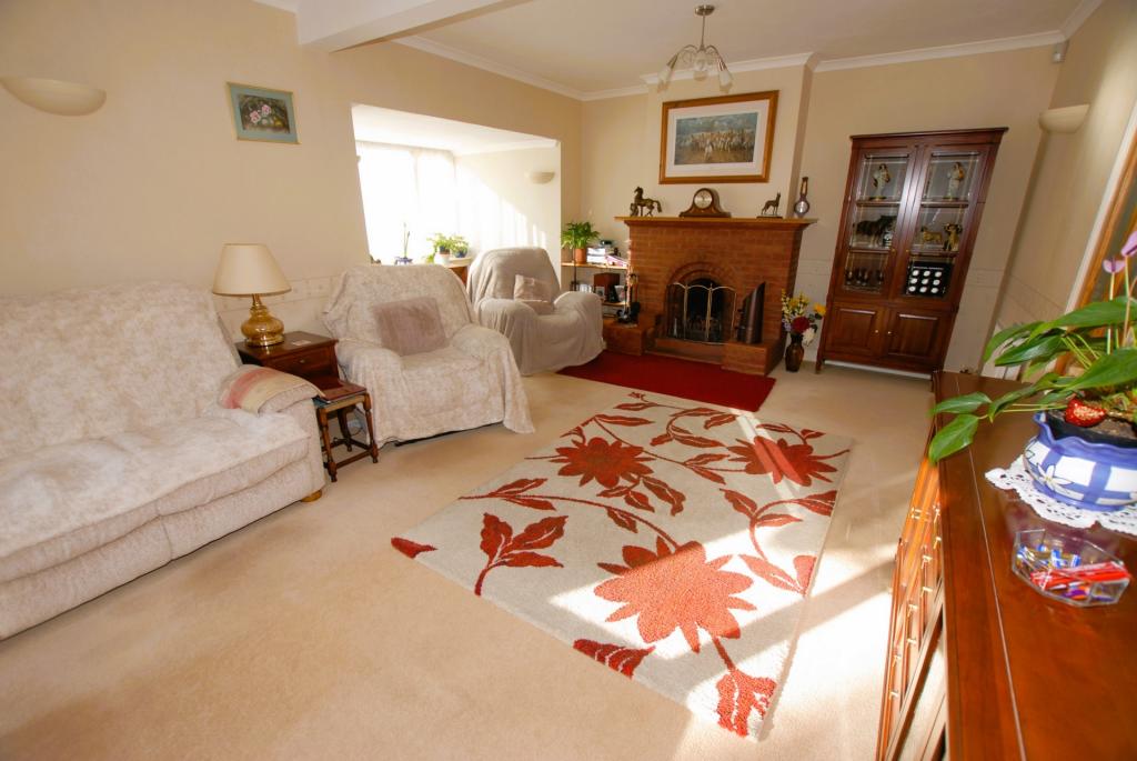 3 bedroom bungalow for sale in Kingsway, Dymchurch, TN29