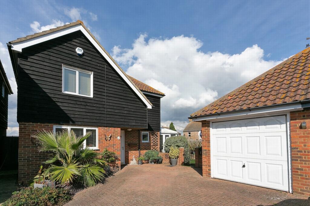 4 bedroom detached house for sale in Cornmill Mews, Dymchurch, TN29