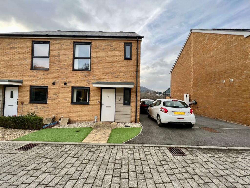 3 bedroom semidetached house for sale in Shearing Close, Dursley, GL11