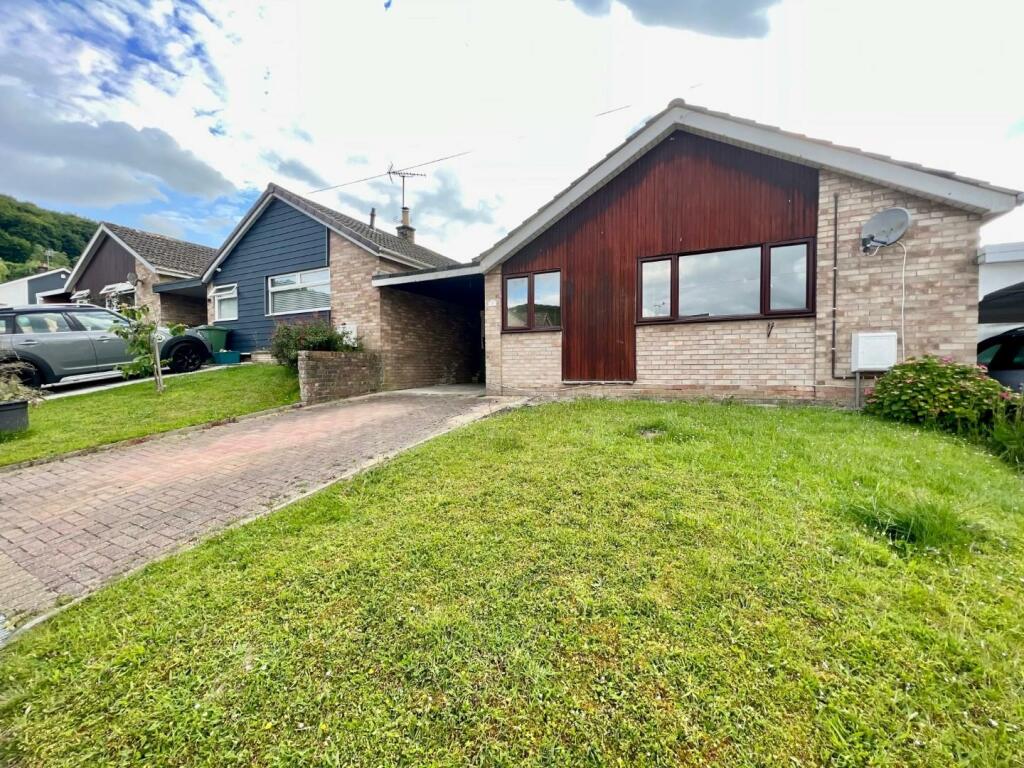 2 bedroom detached bungalow for sale in Chaucer Road, Dursley, GL11