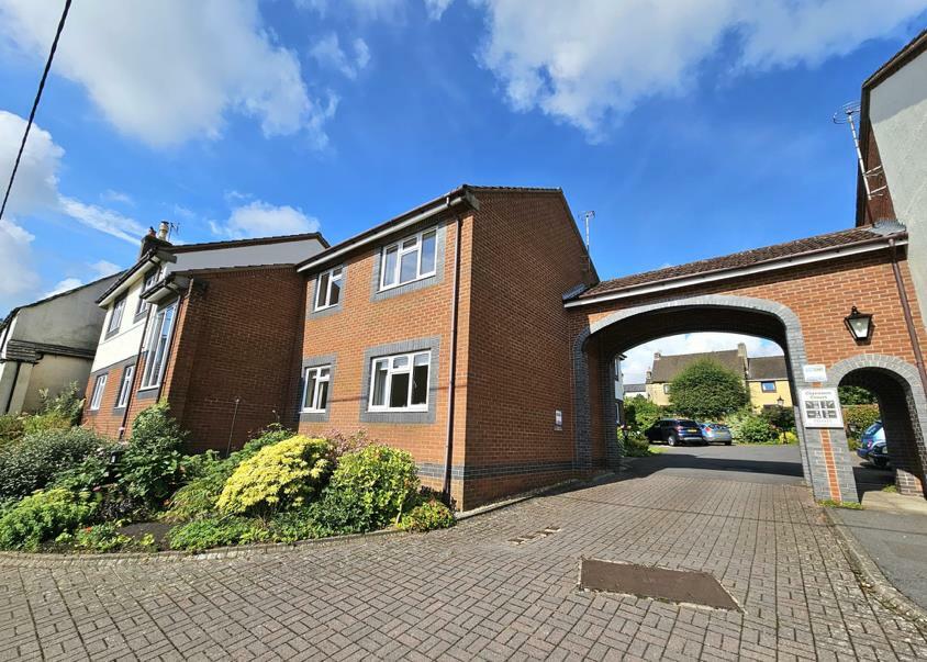 2 bedroom flat for sale in Clarence Road, WottonUnderEdge, GL12