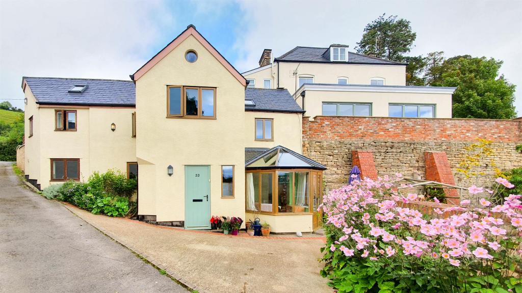 3 bedroom detached house for sale in Coombe Road, WottonUnderEdge