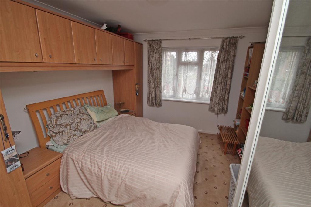 3 bedroom terraced house for sale in Abbotstone Avenue, West Leigh