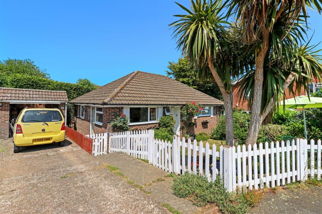 2 bedroom detached bungalow for sale in Coombe Close, Herstmonceux, Hailsham, BN27