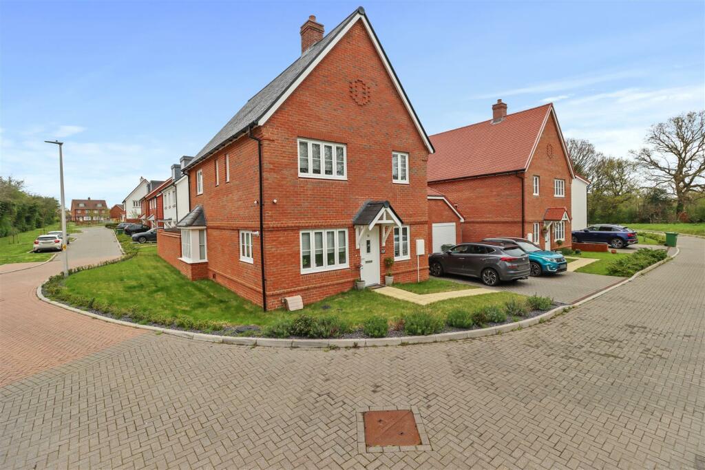 4 bedroom detached house for sale in Redwing Crescent, Amberstone