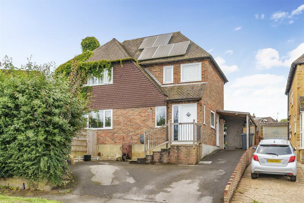 3 bedroom detached house for sale in Harebeating Crescent, Hailsham, BN27