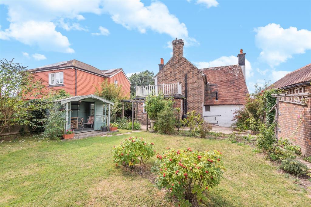 3 bedroom detached house for sale in Battle Road, Hailsham, BN27