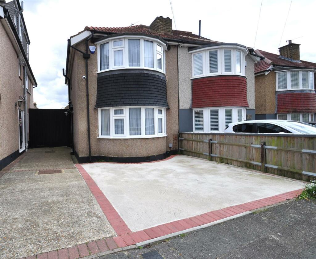 2 bedroom semidetached house for rent in Colyton Close, Welling, DA16
