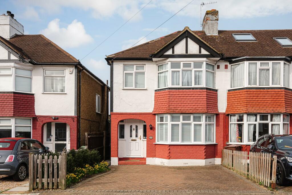 3 bedroom end of terrace house for sale in Dirdene Gardens, Epsom, KT17