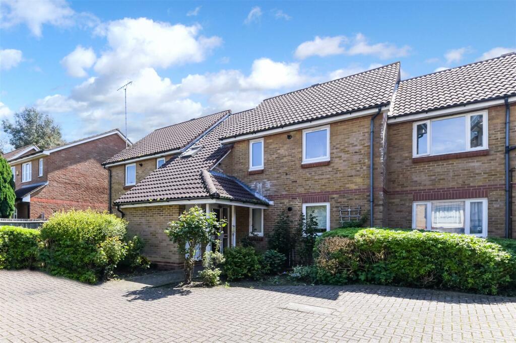1 bedroom flat for sale in Farriers Road, Epsom, KT17