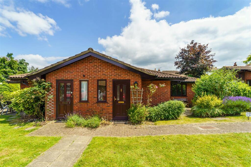 2 bedroom semidetached bungalow for sale in Oakmead Green, Epsom, KT18