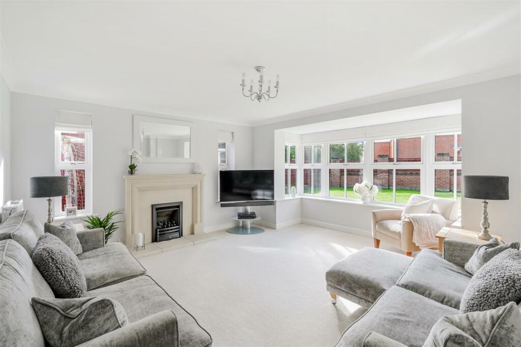 4 bedroom detached house for sale in Grove Close, Epsom, KT19