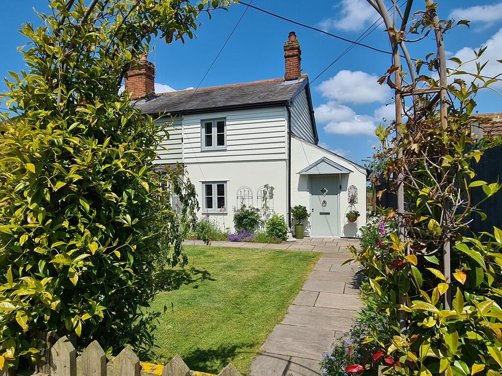 2 bedroom end of terrace house for sale in East End Road, Bradwellon