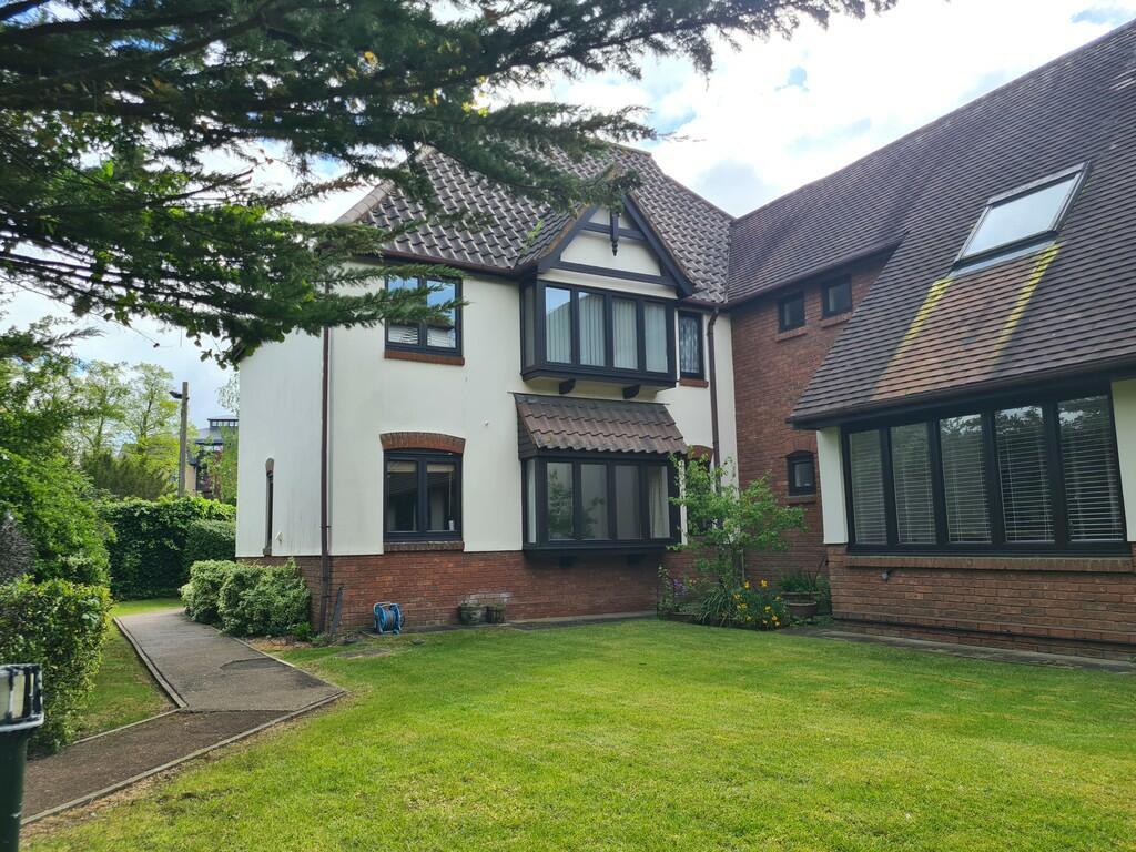 2 bedroom ground floor flat for sale in High Street, Great Baddow, CM2