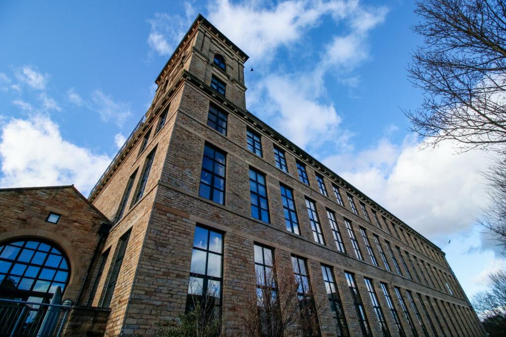 2 bedroom flat for sale in Meadow Road, Apperley Bridge, Bradford, West
