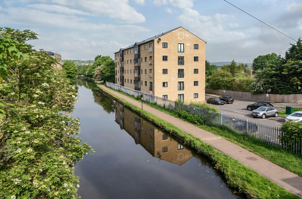 2 bedroom flat for sale in Harrogate Road, Apperley Bridge, Bradford