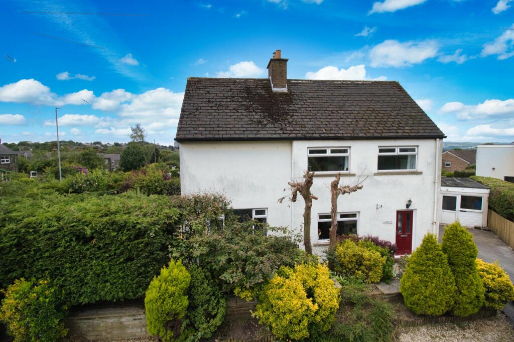 3 bedroom detached house for sale in Ackworth Avenue, Yeadon, Leeds