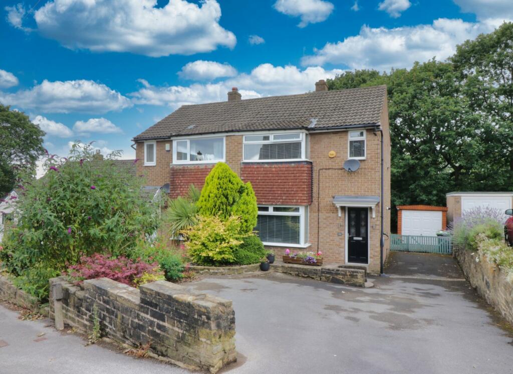 3 bedroom semidetached house for sale in Carr Bridge Drive, Cookridge