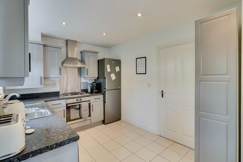 Additional property image - Far Highfield Close, Idle, Bradford, West Yorkshire, BD10