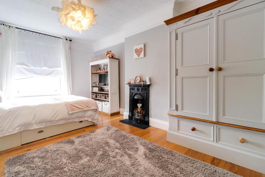 4 bedroom semidetached house for sale in Woodhall Road, Calverley, LS28