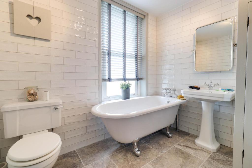 4 bedroom semidetached house for sale in Woodhall Road, Calverley, LS28