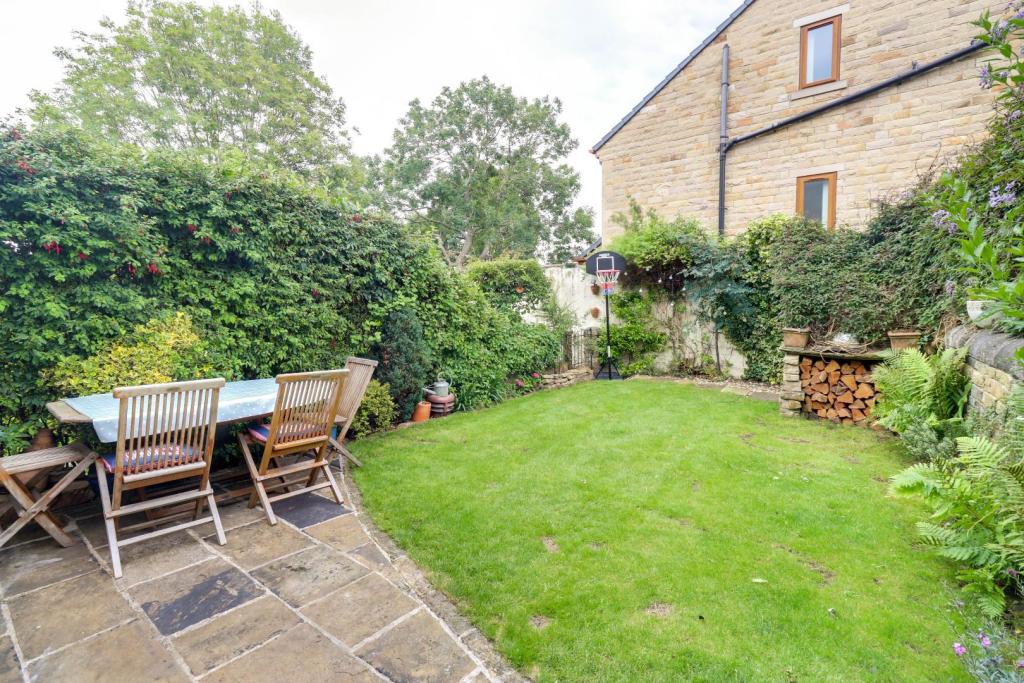 4 bedroom semidetached house for sale in Woodhall Road, Calverley, LS28