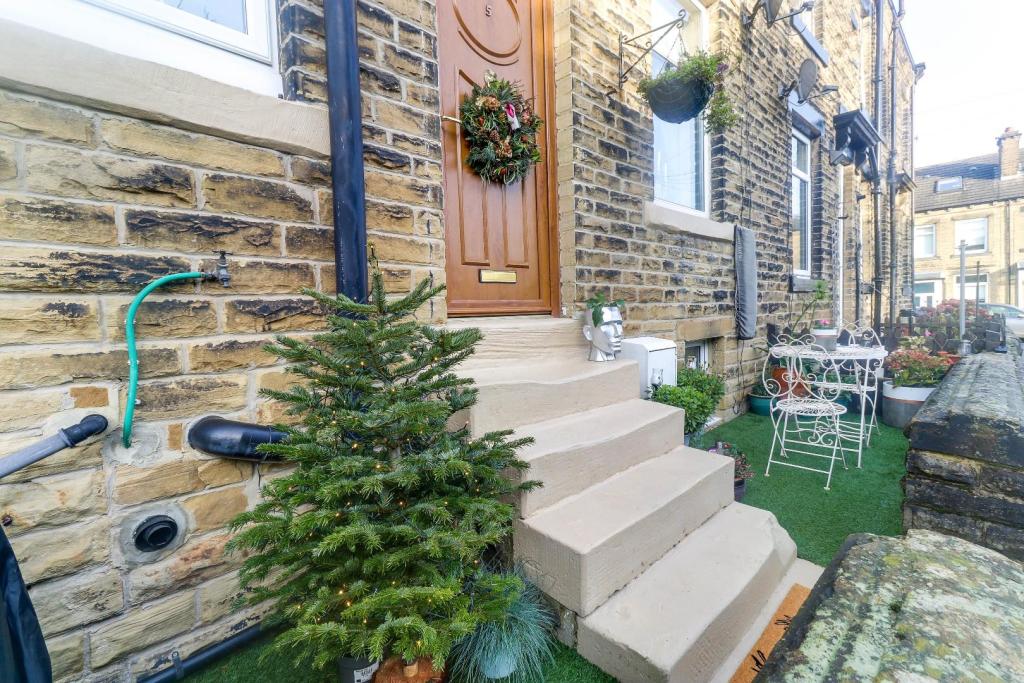 2 bedroom terraced house for sale in Womersley Place, Pudsey, LS28