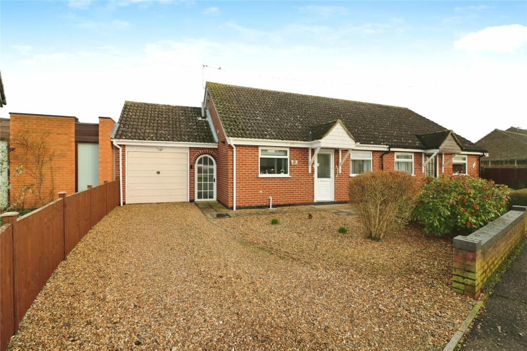 2 bedroom bungalow for sale in Lime Tree Avenue, Wymondham, Norfolk, NR18