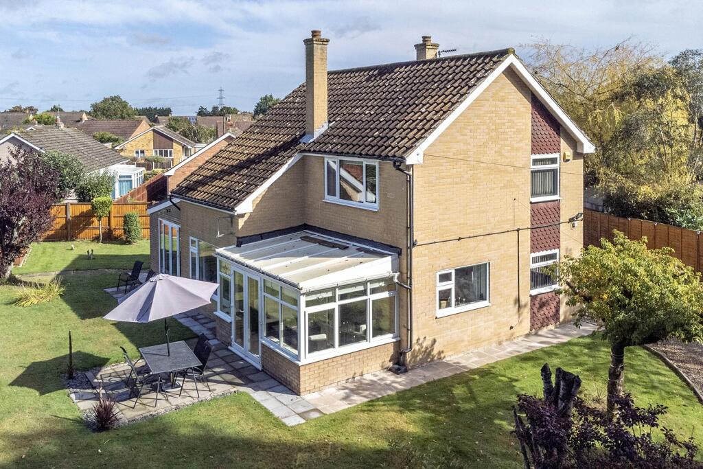 4 bedroom detached house for sale in Cedar Road, Hethersett, Norwich