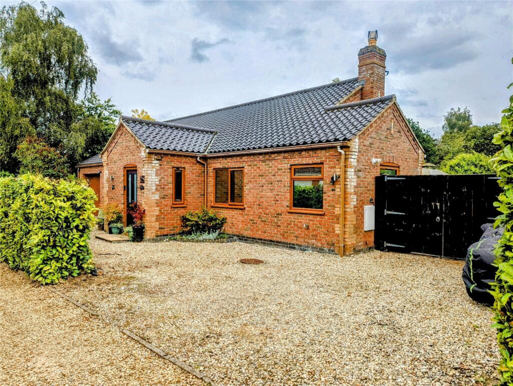 3 bedroom bungalow for sale in Dereham Road, Mattishall, Dereham