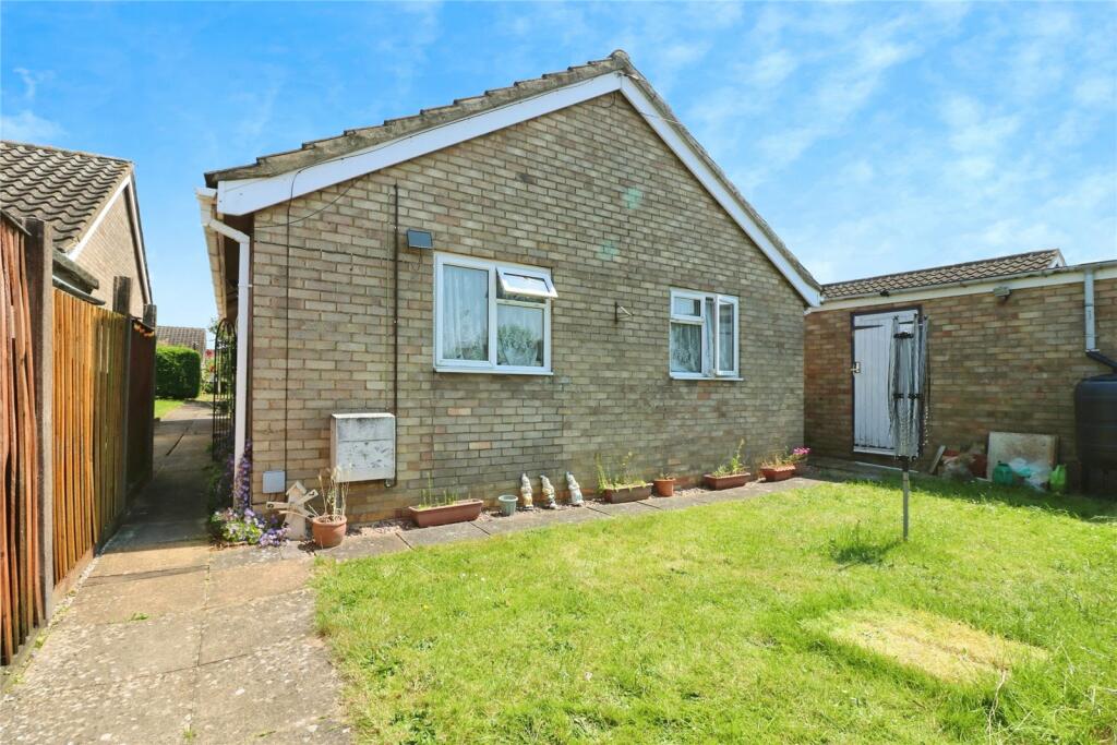 3 bedroom bungalow for sale in Sheffield Road, Wymondham, Norfolk, NR18