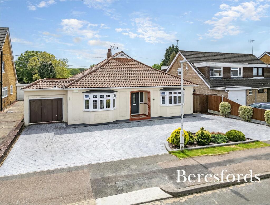 4 bedroom bungalow for sale in Scrub Rise, Billericay, CM12