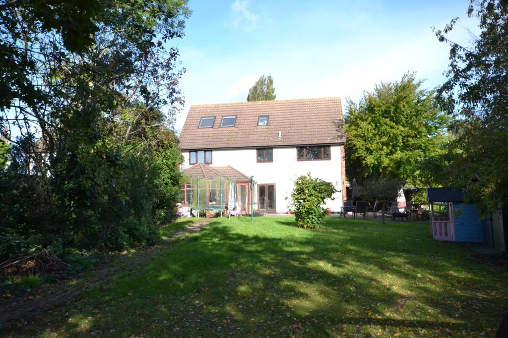 4 bedroom detached house for sale in London Road, Crays Hill