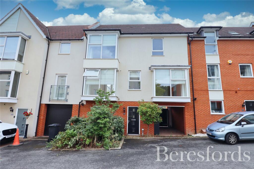 4 bedroom terraced house for sale in Montfort Drive, Chelmsford, CM2