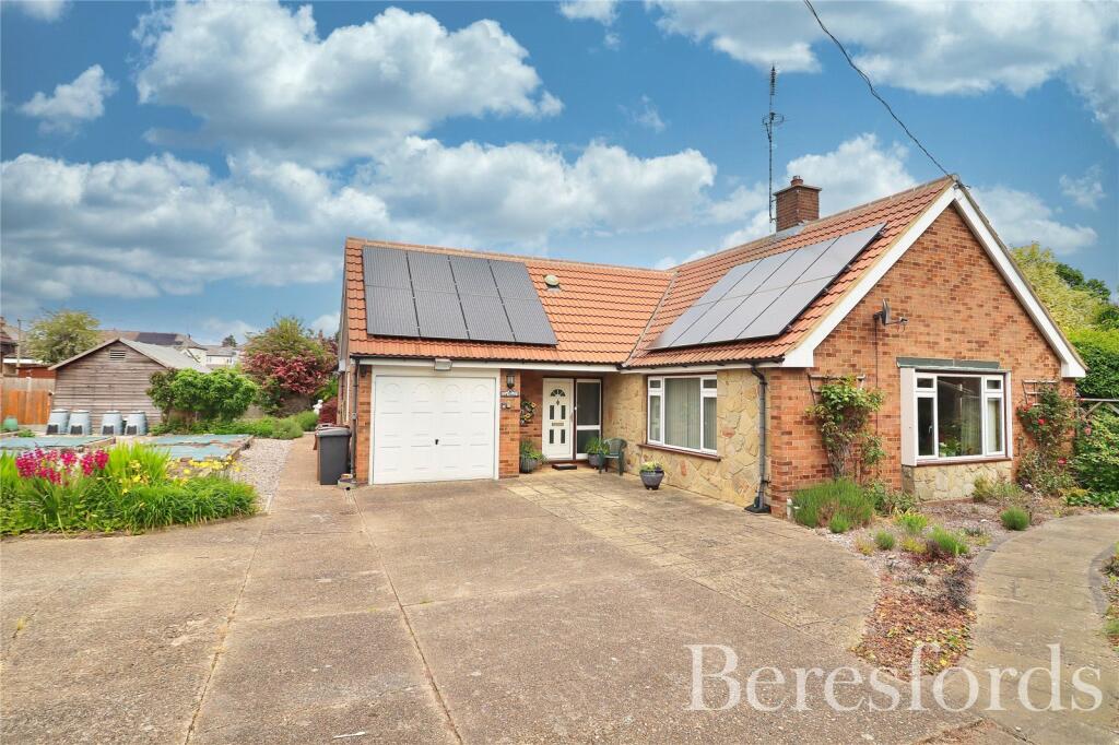 3 bedroom bungalow for sale in Post Office Road, Broomfield, CM1