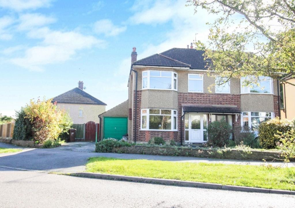 3 bedroom semidetached house for sale in The Meadows, Ingrave