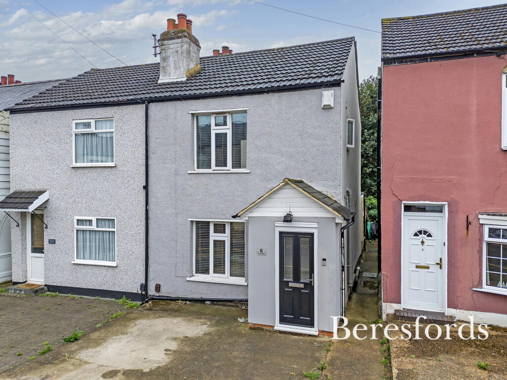 3 bedroom semidetached house for sale in Aveley Road, Romford, RM1